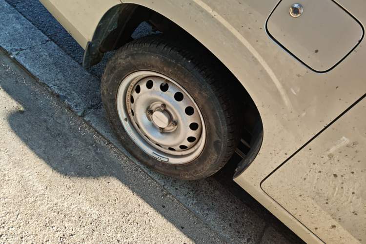 Used Dongfeng Fengon 380 2022 1.5L Standard Edition 7-Seater Passenger Vehicle