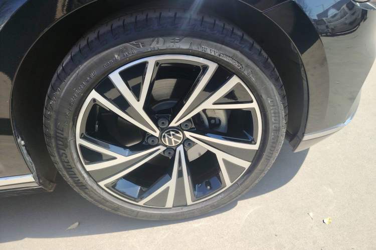 Used Volkswagen Magotan 2021 330TSI DSG 30th Anniversary Edition Right Front Wheel Hub