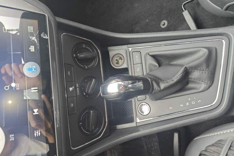 Used Volkswagen Lavida 2017 1.6L Automatic Comfort Edition Gear Lever