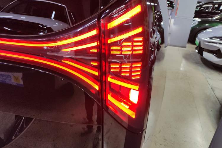 Used Geely Galaxy LEVC L380 2024 140-Degree 6-Seater All-Wheel-Drive Ultra