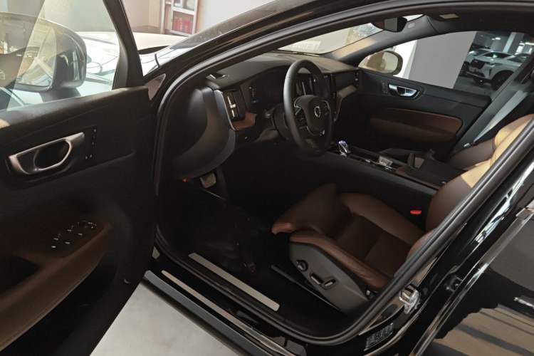 Used Volvo XC60 2024 B5 4x4 Smart Luxury Edition