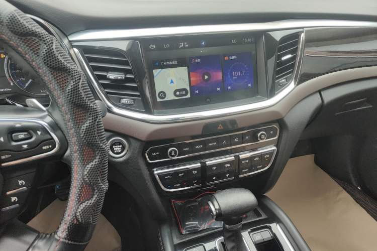 Used GAC Trumpchi GS8 2017 320T Two-Wheel Drive Luxury Smart Connectivity Version (7 Seats) Audio And AC Panel