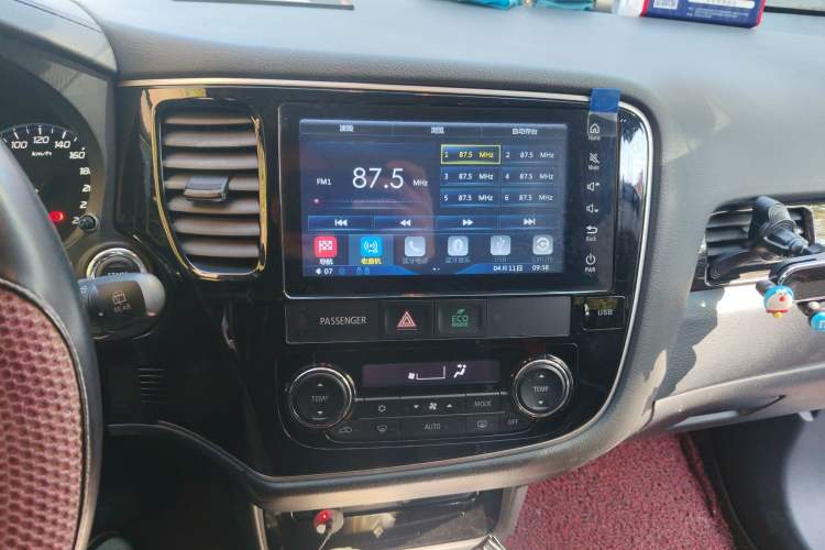 Used Mitsubishi Outlander 2018 2.4L 4x4 Luxury Edition 7-Seater Audio And AC Panel