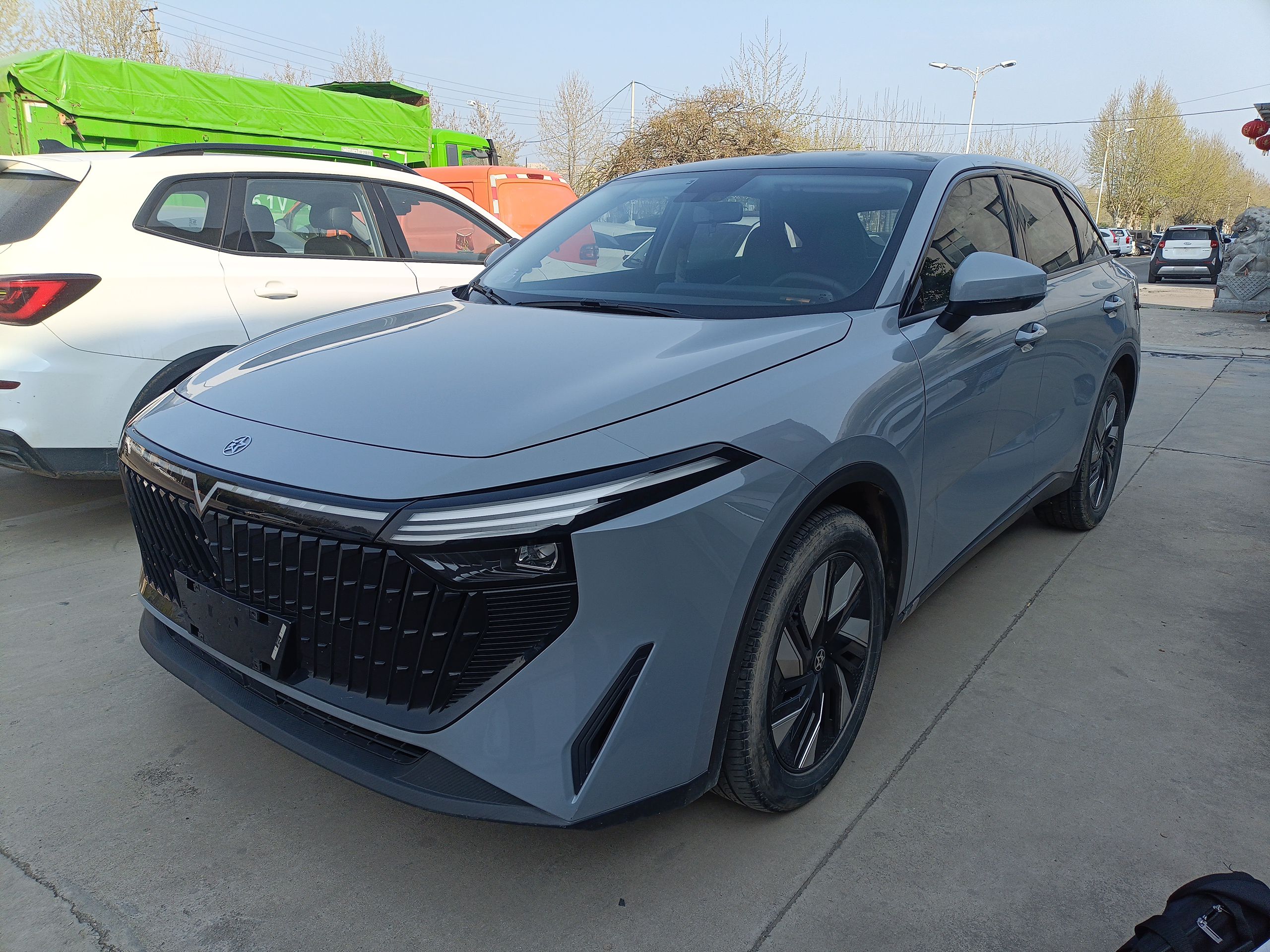 تحت مقدمة السيارة