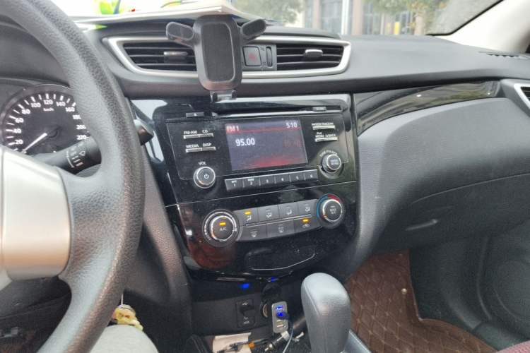 Used Nissan Qashqai 2016 2.0L CVT Elite Edition Audio And AC Panel