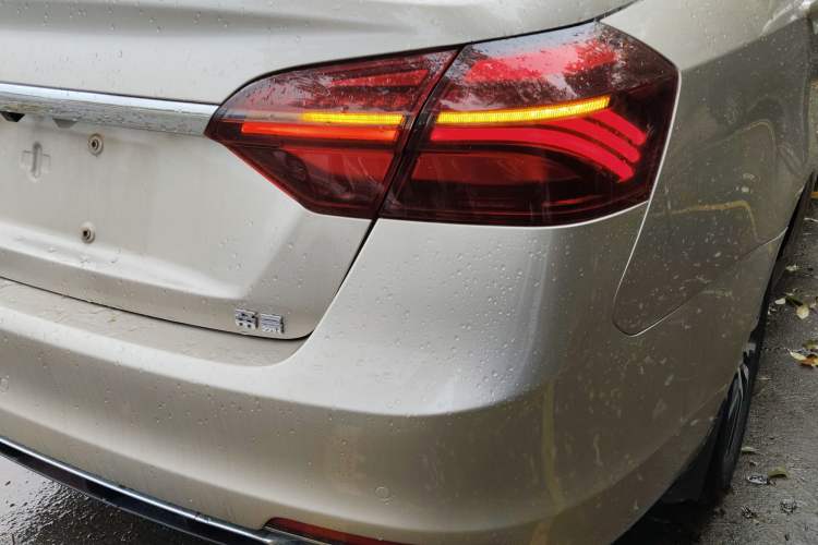 Used Geely Auto Emgrand 2019 Leading Edition 1.5L CVT Upward-Connected Model China VI Standard Exterior 3