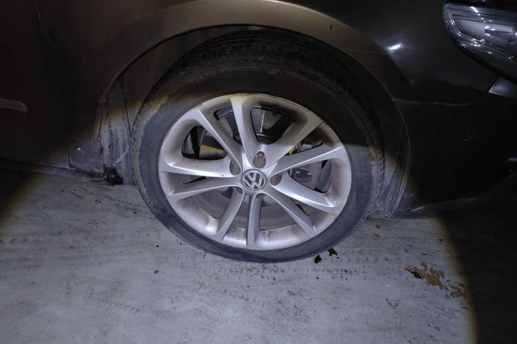 Used Volkswagen FAW-Volkswagen CC 2012 1.8TSI Luxury Model Right Front Wheel Hub