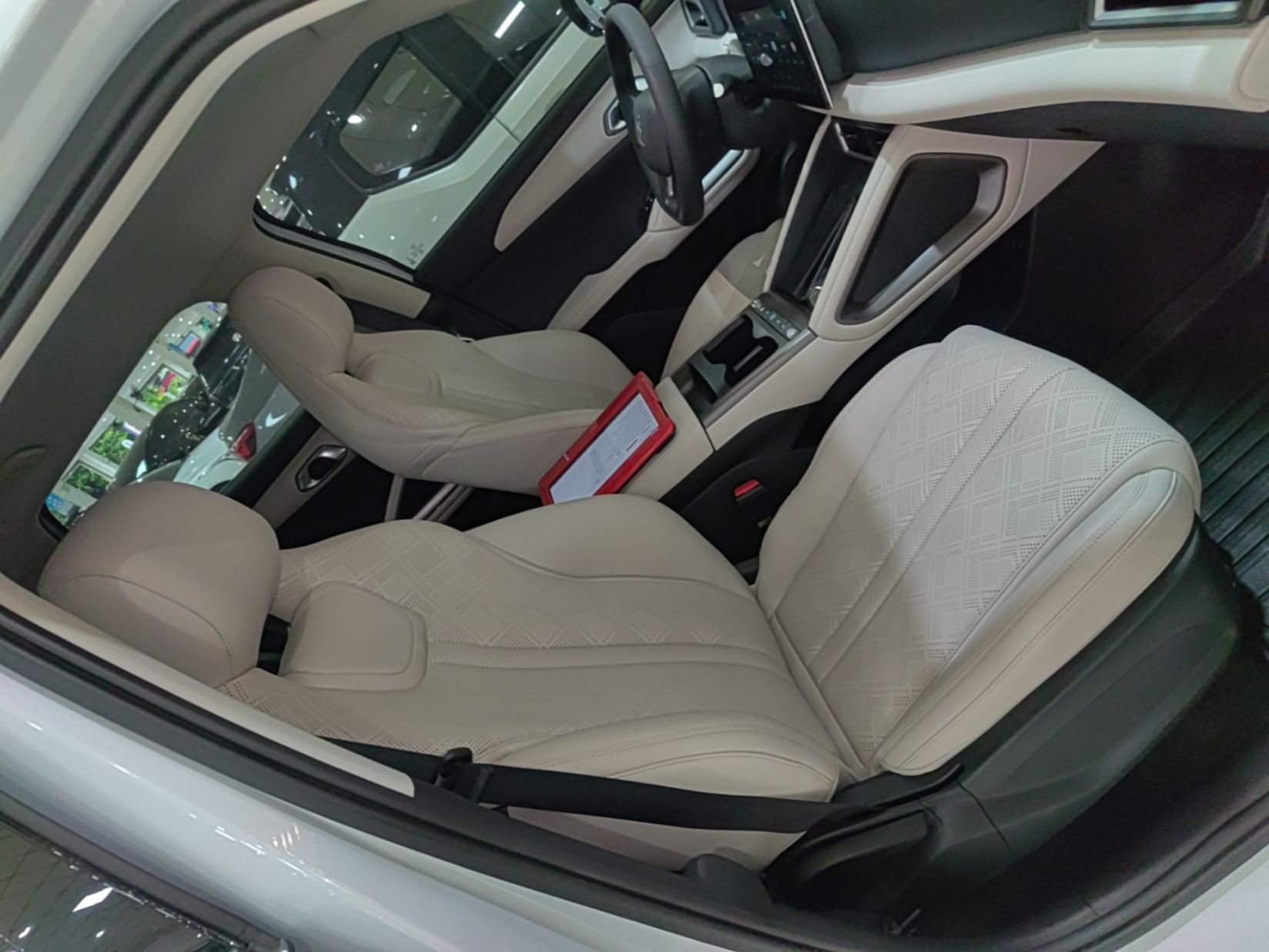 BYD Yuan UP 2025 Model 301KM Leading Version — снимка 19