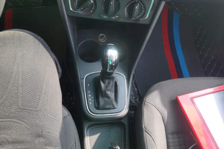 Used Volkswagen Polo 2014 1.6L Automatic Comfort Edition Gear Lever
