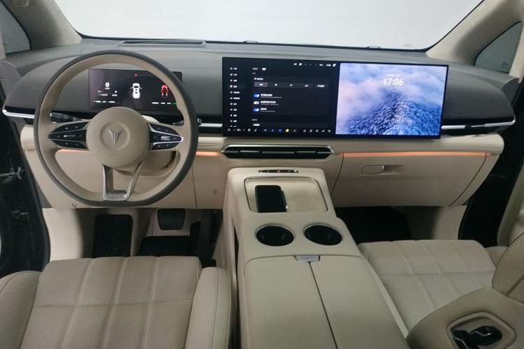 Used VOYAH Dream 2025 PHEV Four-Wheel-Drive Flagship Kunpeng Edition
