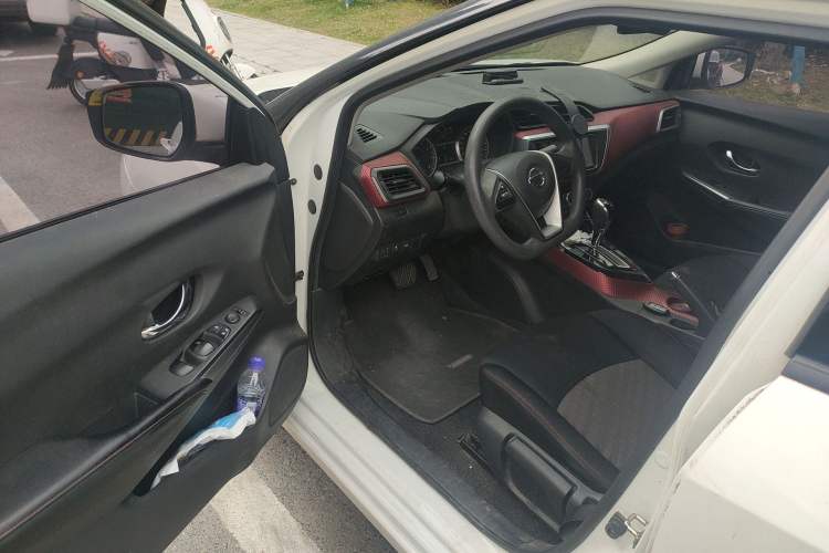 Used Nissan Lannia 2016 1.6L CVT Smart Cool Edition Interior 3