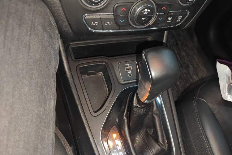 Used Jeep Cherokee 2019 2.0T Two-Wheel Drive Smart Enjoyment Version China VI