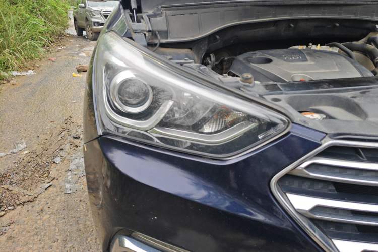 Used Hyundai Santa Fe 2017 2.0T Automatic All-Wheel Drive Smart 7-Seater Right Front Headlight