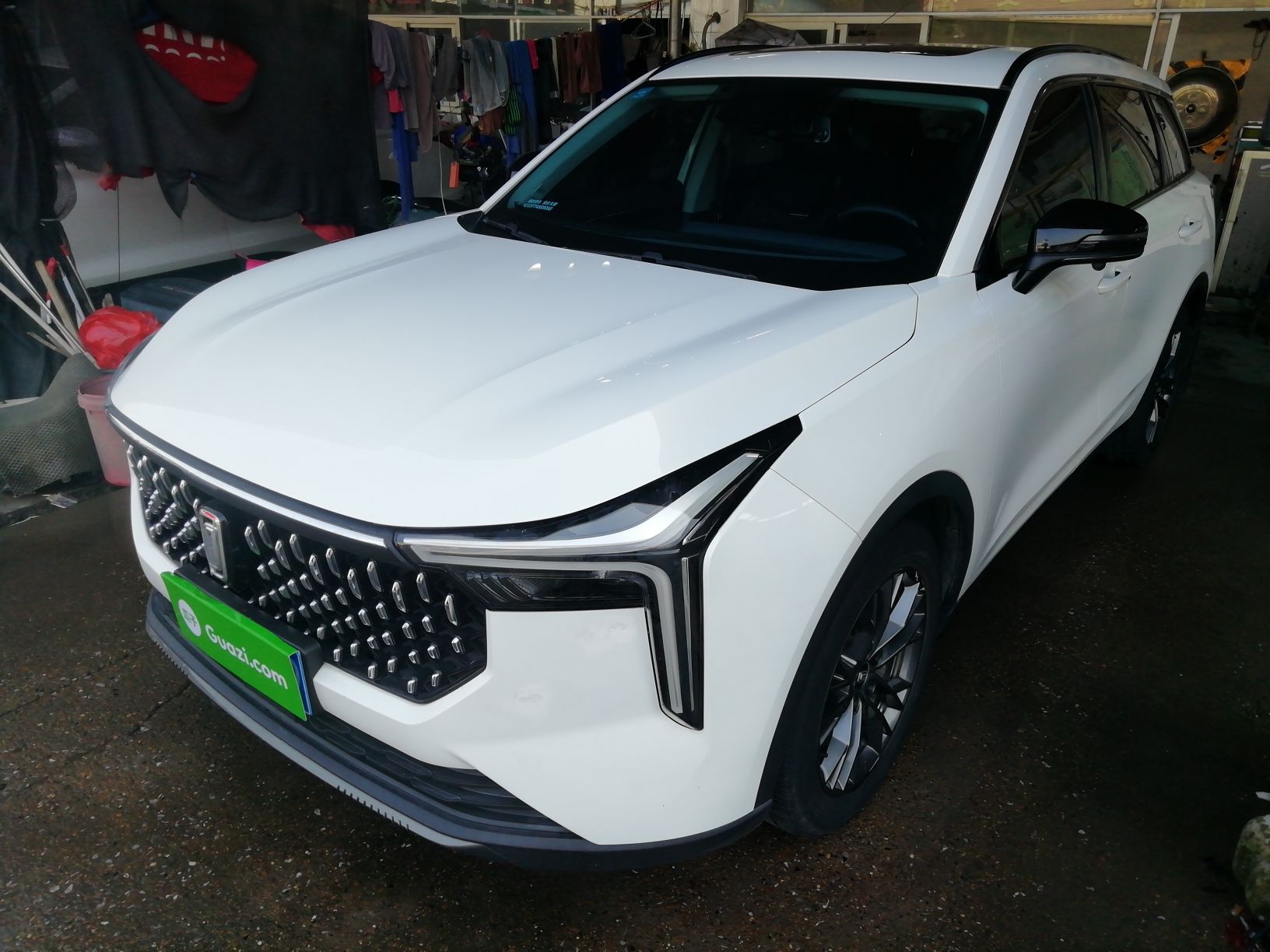 تحت مقدمة السيارة