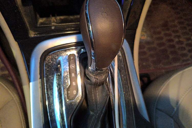 Used Buick Regal 2014 2.0L Elite Fashion Edition Gear Lever