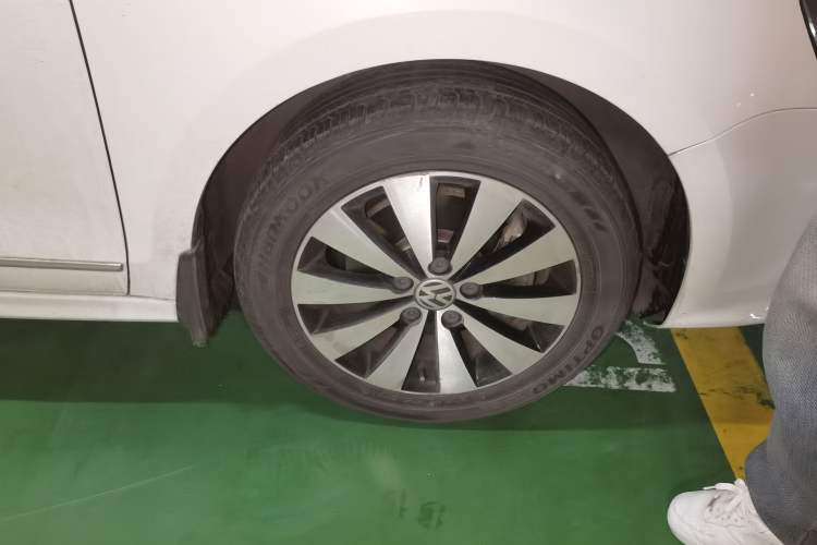 Used Volkswagen Sagitar 2017 230TSI Automatic Comfort Version Right Front Wheel Hub