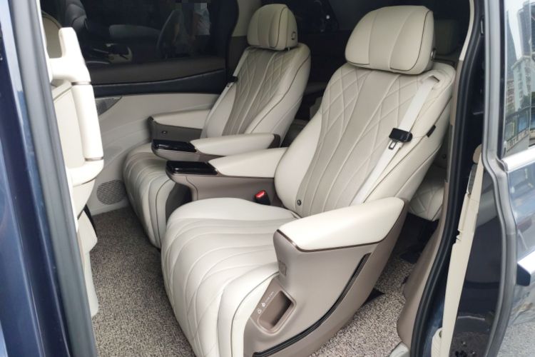 Used Denza D9 2022 DM-i 1040 Prestige Model Interior 4