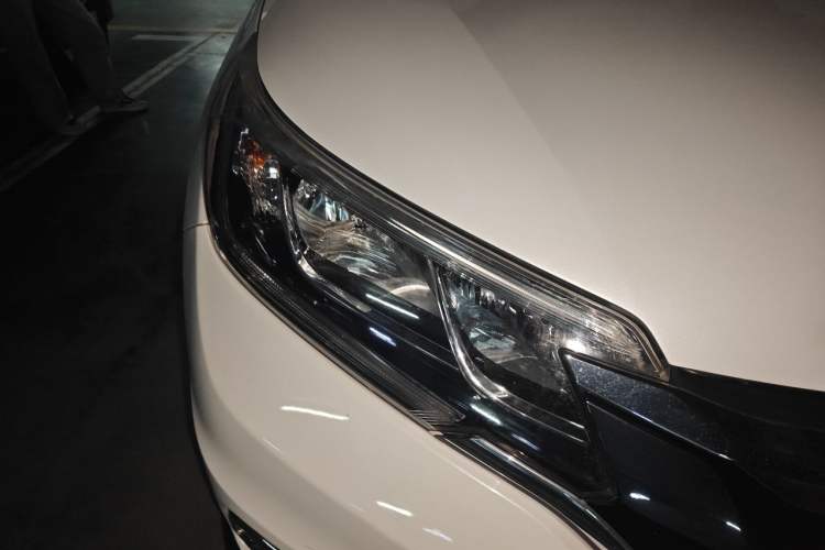 Used Honda CR-V 2015 2.4L two-wheel drive luxury version Right Front Headlight