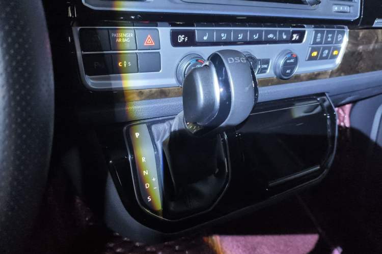 Used Volkswagen Multivan 2018 2.0 TSI 4x4 Prestige Edition 7-Seater Gear Lever