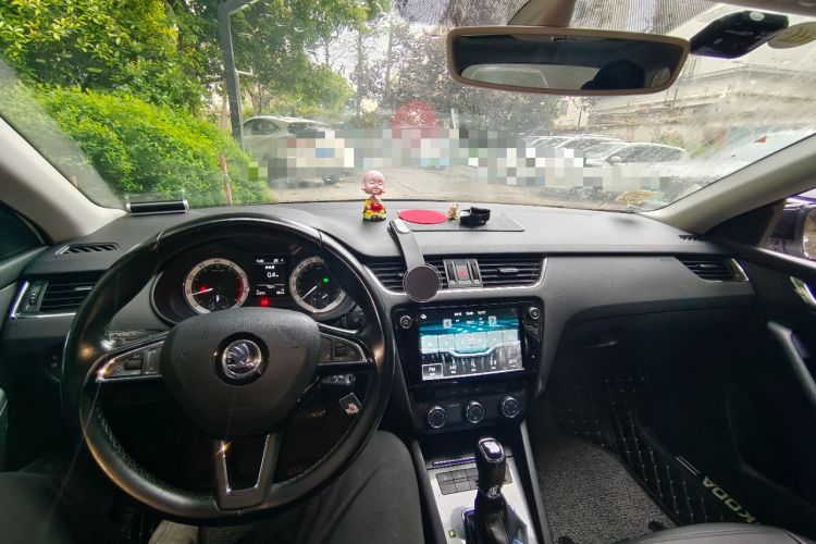 Used Skoda Octavia 2018 Station Wagon TSI230 DSG Luxury Edition Center Console