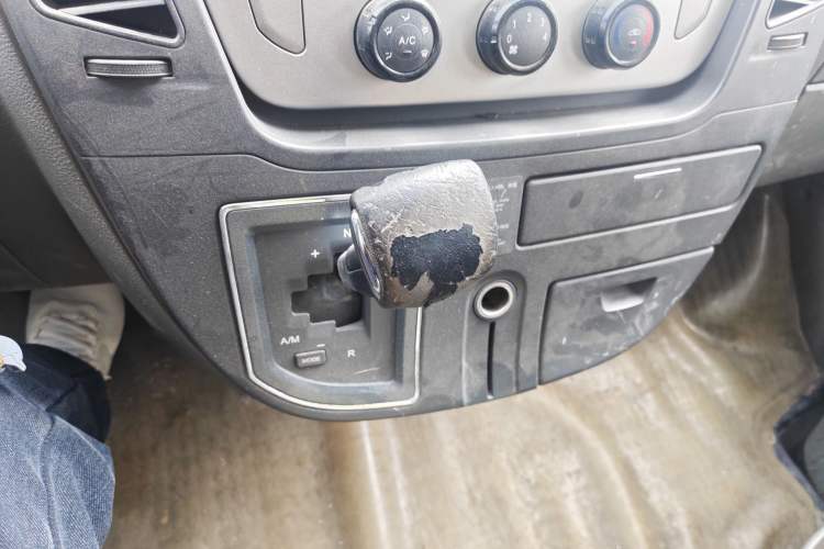 Used SAIC MAXUS Xintu V80 2017 2.5T AMT Aoyuntong National V Short Wheelbase Ultra-Low Roof 5/6/10-Seater
