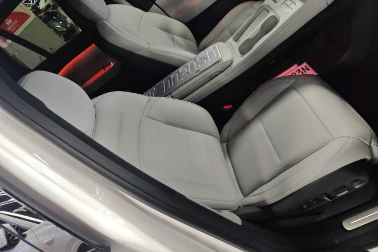 Used Nio ES6 2024 75 kWh Right Front Seat