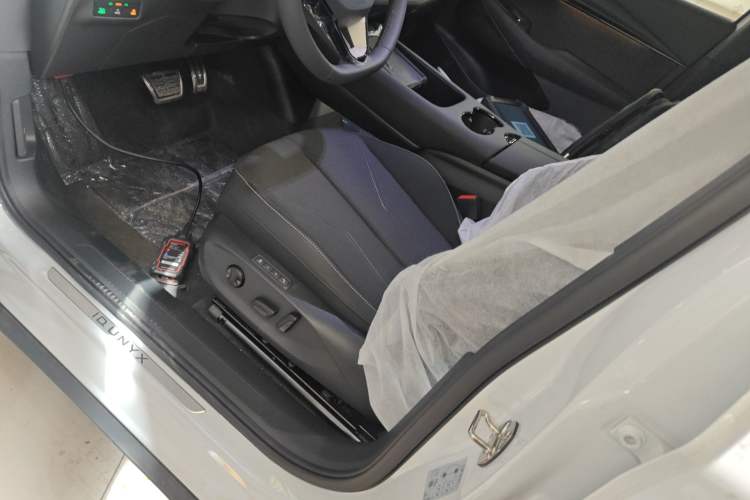 Used Volkswagen ID.UNYX 2024 Revised Pro Long-Range Version Left Front Seat