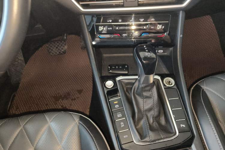 Used Volkswagen Sagitar 2023 200TSI DSG Excellence Edition Gear Lever