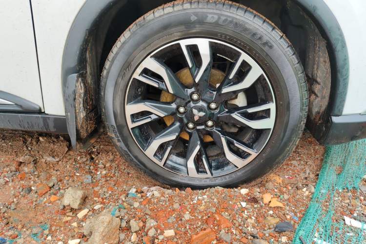 Used Mitsubishi Outlander 2019 2.4L Two-Wheel Drive ZhiXing Version 5 Seats China V Emission Standard