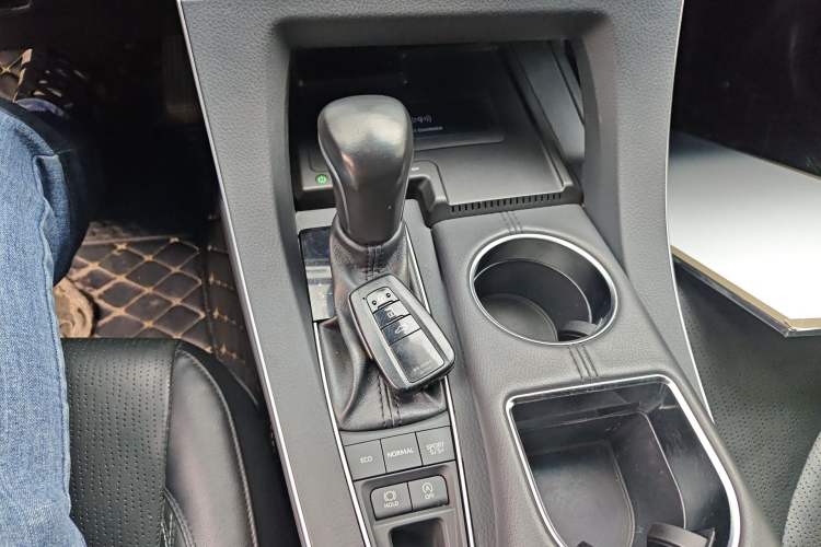 Used Toyota Avalon 2019 2.5L Touring Premium Version China VI Standard Gear Lever