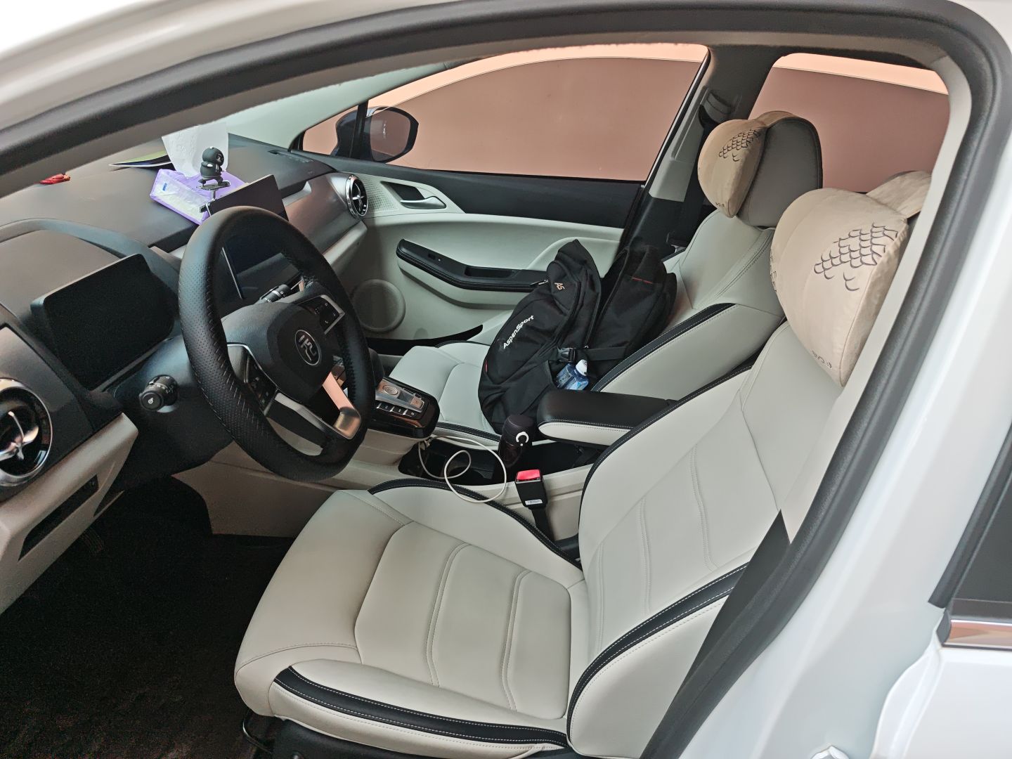 المقاعد الأمامية داخل السيارة