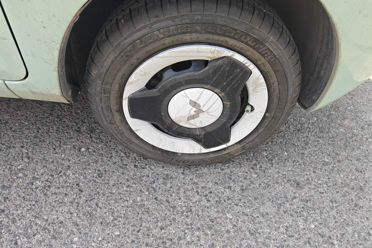 Used Wuling Hongguang MINIEV 2021 Macaron Sandwich Model 120 km Lithium Iron Phosphate Right Front Wheel Hub