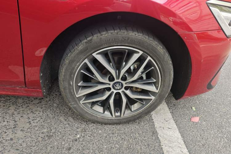 Used BYD Qin PLUS 2021 EV 400KM Luxury Model Right Front Wheel Hub