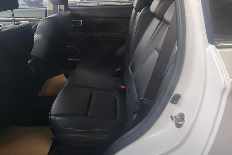 Used Mitsubishi Outlander 2019 2.4L 4x4 Zhi Xiang Edition 7 Seats China VI Standard