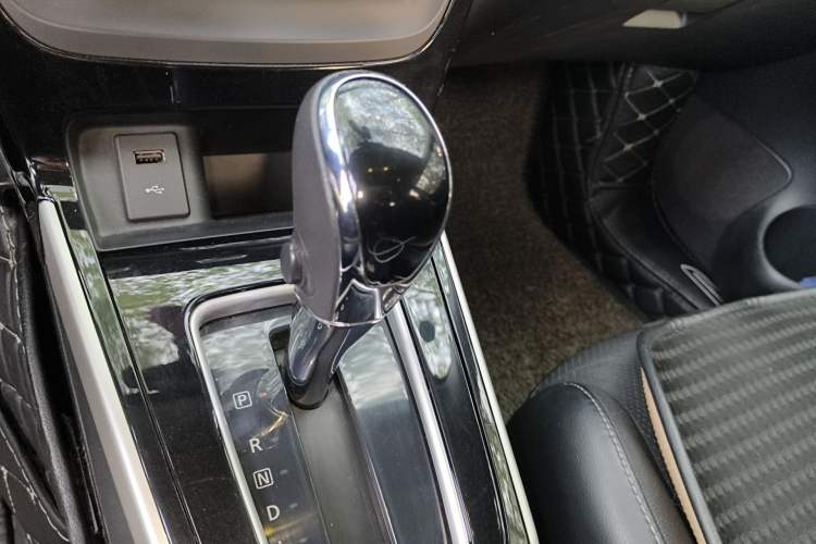 Used Nissan Sylphy 2019 1.6XV CVT Smart Connect Luxury Edition China VI Standard Gear Lever