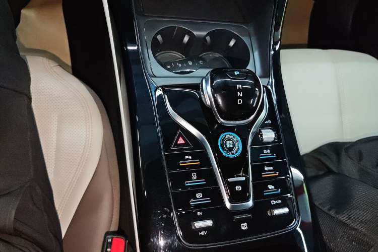 Used BYD Qin PLUS 2024 HONOR Edition DM-i 55KM Leading Model Gear Lever