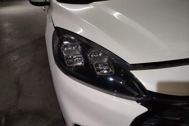 Used Ford Escape 2020 EcoBoost 245 Four-Wheel Drive Luxury Edition Right Front Headlight