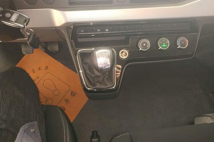 Used Dongfeng Yufeng Yufeng 2023 V9+ 2.0T Manual Front-Wheel-Drive Multi-Function Mid-Roof Van with 7/8/9 Seats
