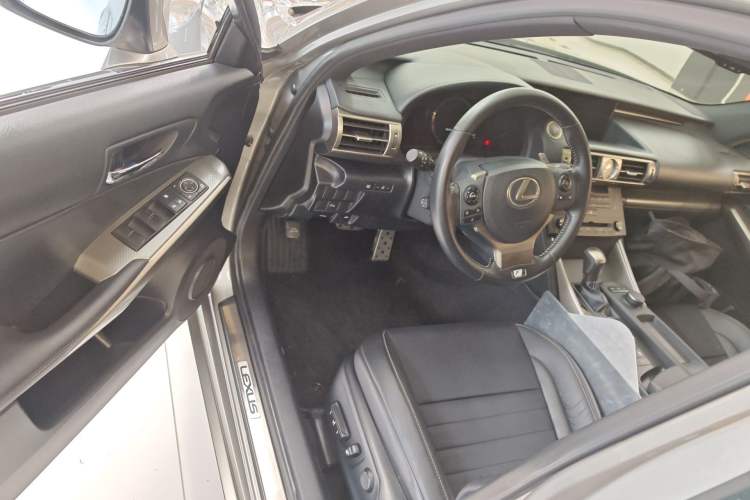 Used Lexus IS 2015 200t F SPORT
