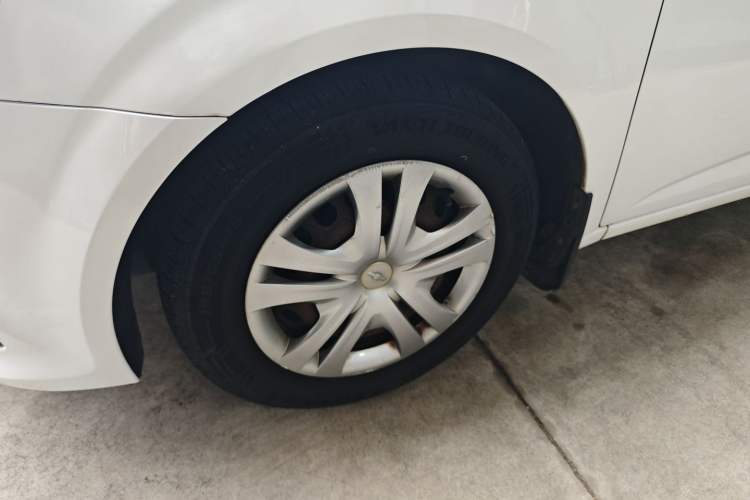 Used Chevrolet Aveo Sonic 2014 Sedan 1.4SL AT Fashion Edition Left Front Wheel Hub
