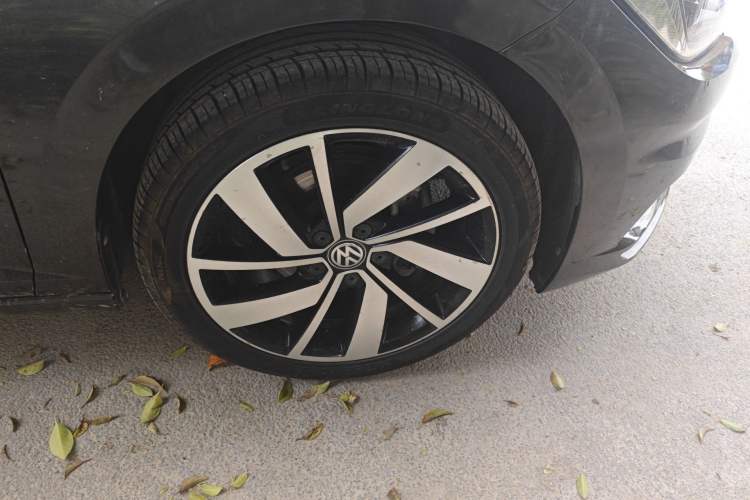 Used Volkswagen Sagitar 2021 280TSI DSG Excellence Edition Right Front Wheel Hub