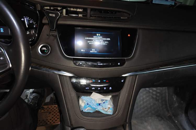 Used Cadillac XT5 2018 28E Four-Wheel Drive Tech Version Audio And AC Panel