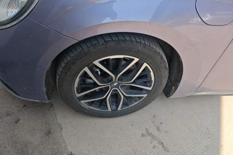 Used ORA Lightning Cat 2022 555 km Luxury Edition Left Front Wheel Hub