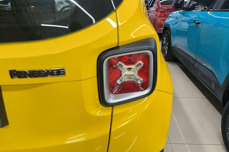 Used Jeep Renegade 2018 Connected Large Screen Version 180T Automatic Smart Version Right Rear Taillight