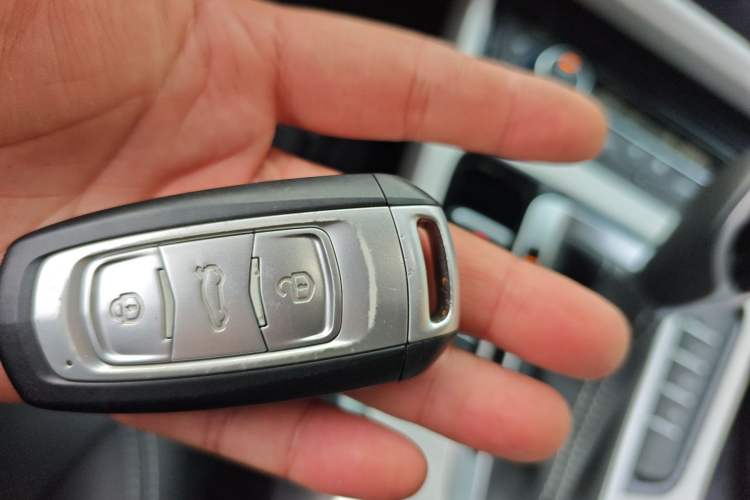 Used Geely Auto Emgrand X7 Sport 2018 1.8TD Automatic Two-Wheel Drive Smart 4G Connected Version Vehicle Key