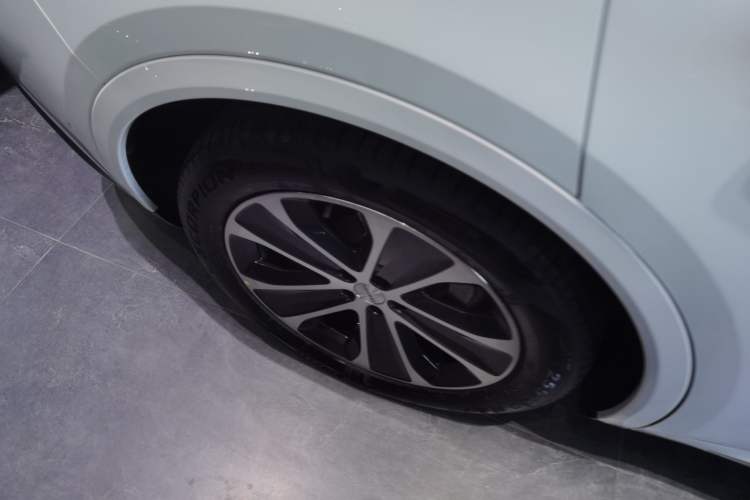 Used Hima Luxeed R7 2024 All-Electric 736 km Ultra Right Rear Wheel Hub