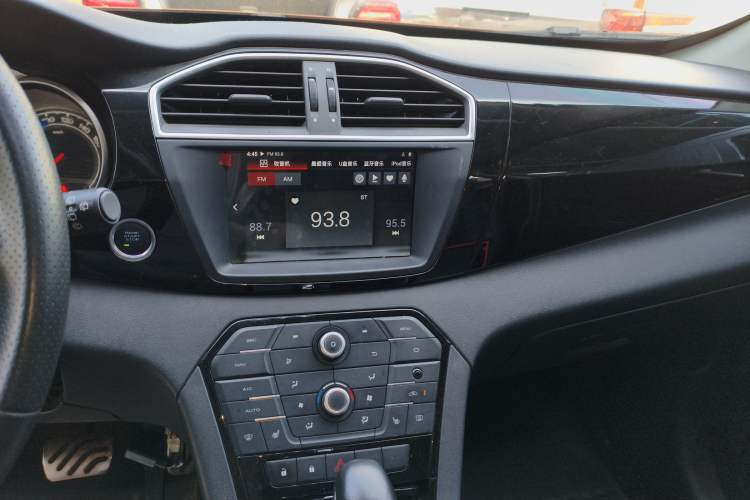 Used MG GS 2015 2.0TGI TST Four-Wheel Drive Flagship Edition Audio And AC Panel