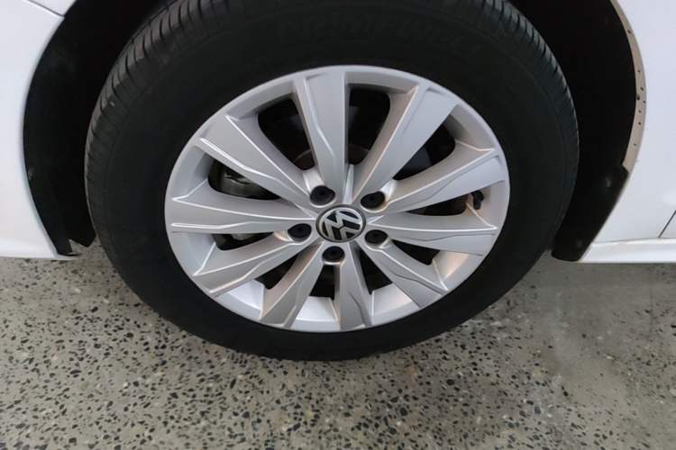 Used Volkswagen Sagitar 2015 1.6L Automatic Comfort Model Left Front Wheel Hub