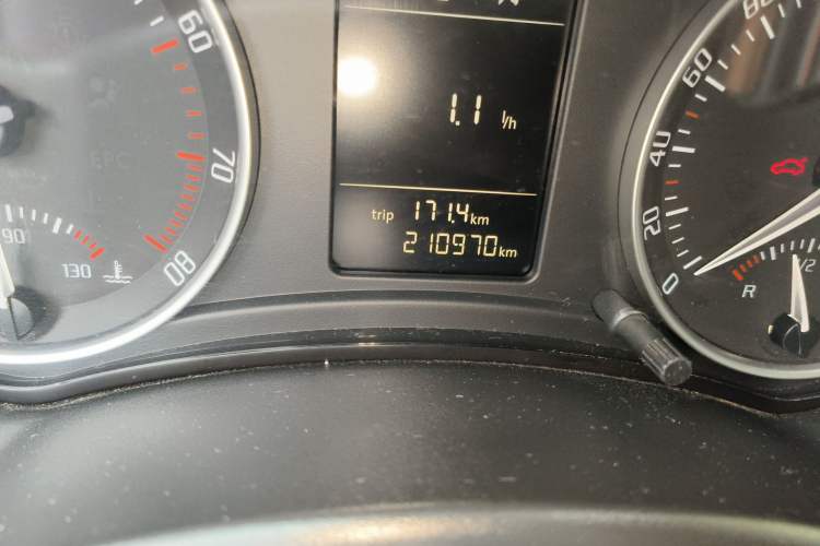 Used Skoda Octavia 2013 2.0L Automatic Yijie Edition Odometer Close Up