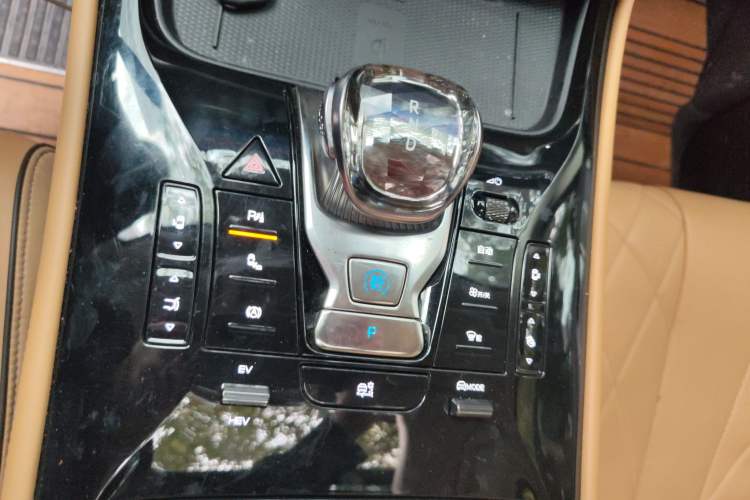 Used Denza D9 2024 DM-i 1050 Luxury Model